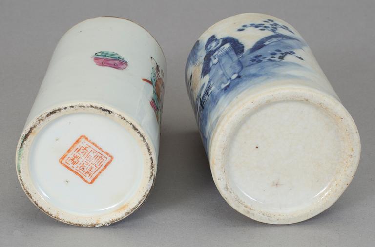 PENSELSTÄLL, 2 st, porslin, Kina, 1900-tal.