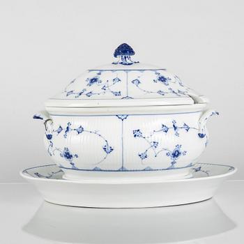 Terrin med fat, porslin, Royal Copenhagen, "Musselmalet", modell 215, 1800-tal.