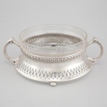 A silver and glass jardiniere, with both russian and swedish importmarks, aorund year 1900, weight 520 gram.