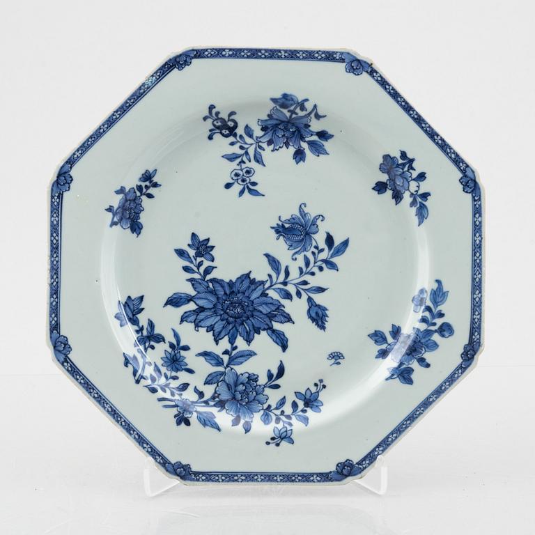 A Chinese blue and white porcelain dish, Qing dynasty, Qianlong (1736-95).