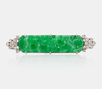 1156. BROSCH med snidad jade och åttkantslipade diamanter.