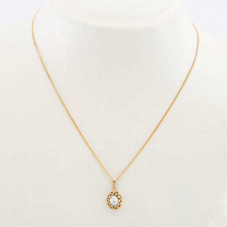 Necklace 18K gold with a cultured pearl.