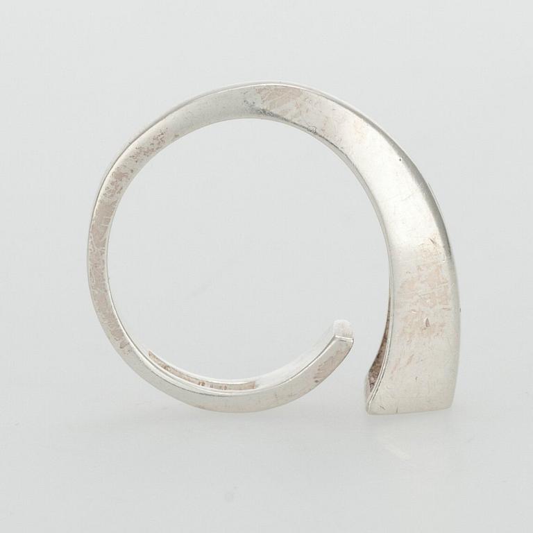 Juhani Linnovaara, RING, sterling silver, svart emalj, Lapponia 1974.