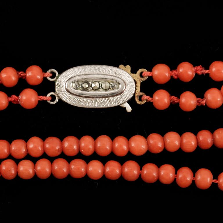 COLLIER, 2 st samt ARMBAND. Korall.