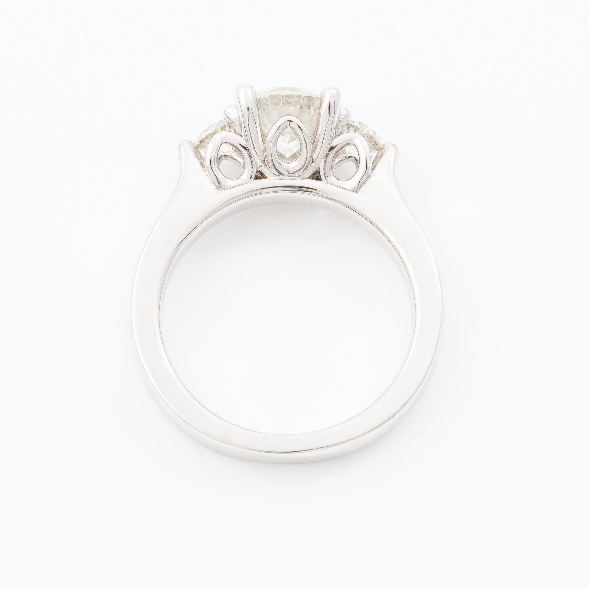 Ring in 18K white gold set with brilliant-cut diamonds. Accompanied by IGI report.