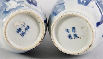VASER, ett par. Porslin. Kina, Kangxi-stil.
