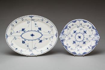 SERVERINGSFAT, 2 st. Porslin, "Musselmalet" Royal Copenhagen.
