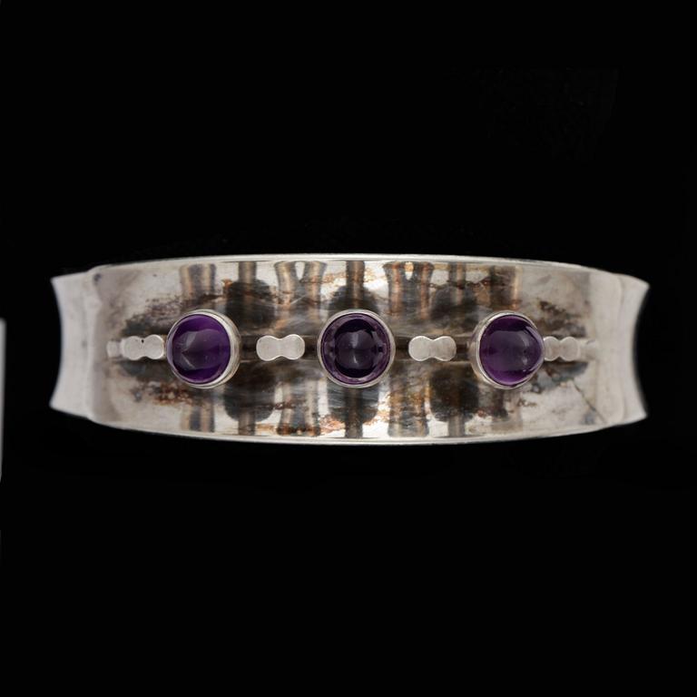 ARMRING, silver med ametister, Pege, Alton, Falköping 1966. Vikt ca 36 gram.