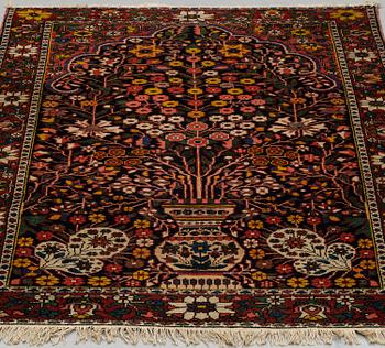 A RUG, semi-antique Bakhtiari, circa 201,5 x 146,5 cm.