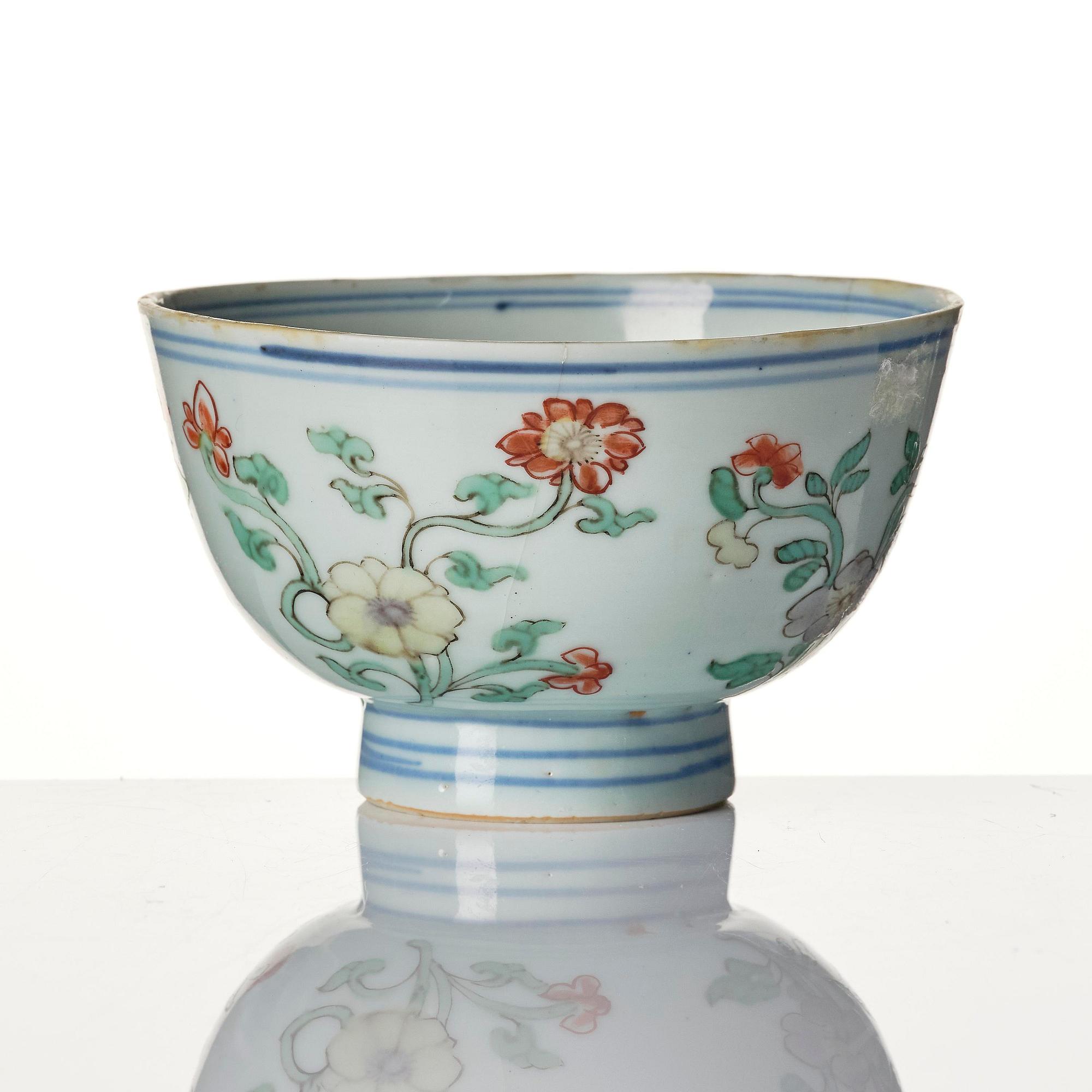 A set of two famille verte bowls and a dish, Qing dynasty, early Kangxi (1662-1722).