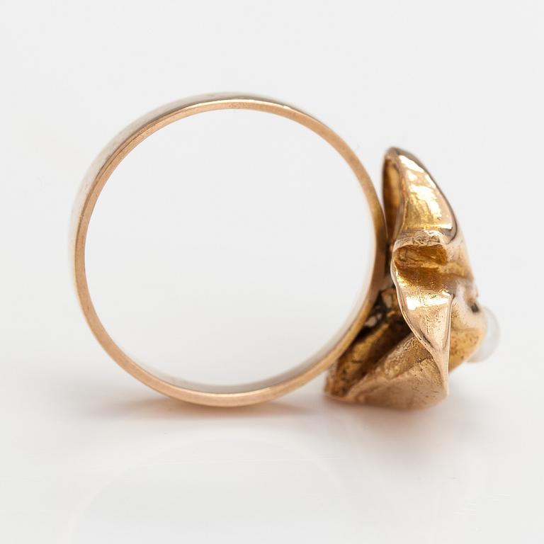 Björn Weckström, Ring "Brutet löv", 14K guld, odlade pärlor. Lapponia 1970.