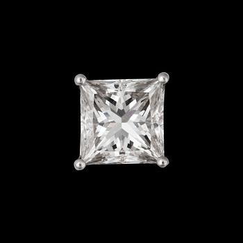 935. A Graff princess-cut diamond earring, 2.03 cts. Quality F/VVS2. Serial No 13558.