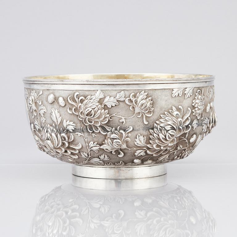 A Chinese Export silver bowl, marked Wang Hing, circa 1900. Weight 790 gram.