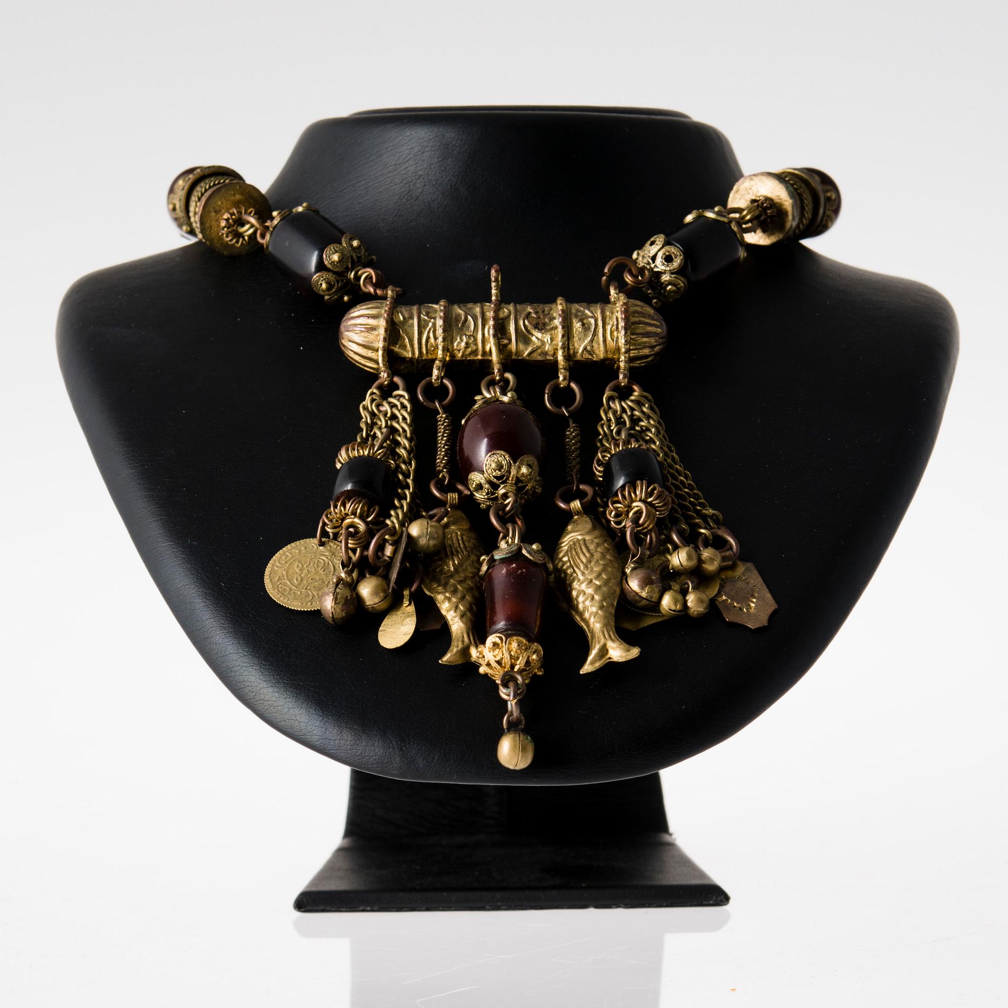 HALSSMYCKE, metall och bakelitpärlor. Egypten 1950-tal.