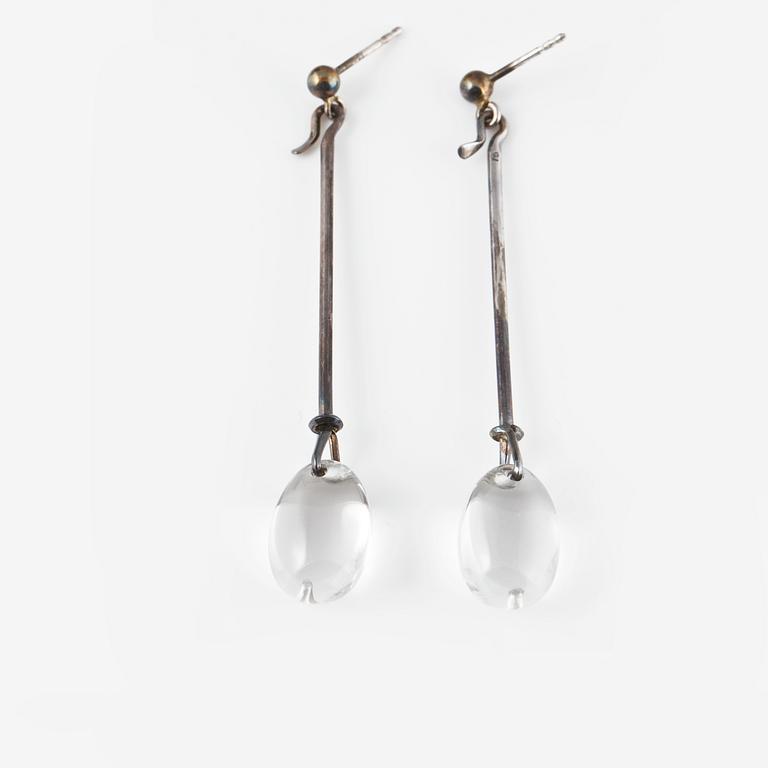 ÖRHÄNGEN, ett par, silver och bergkristall, ViviannnaTorun Bülow-Hübe för Georg Jensen. Vikt 5,8 gram.