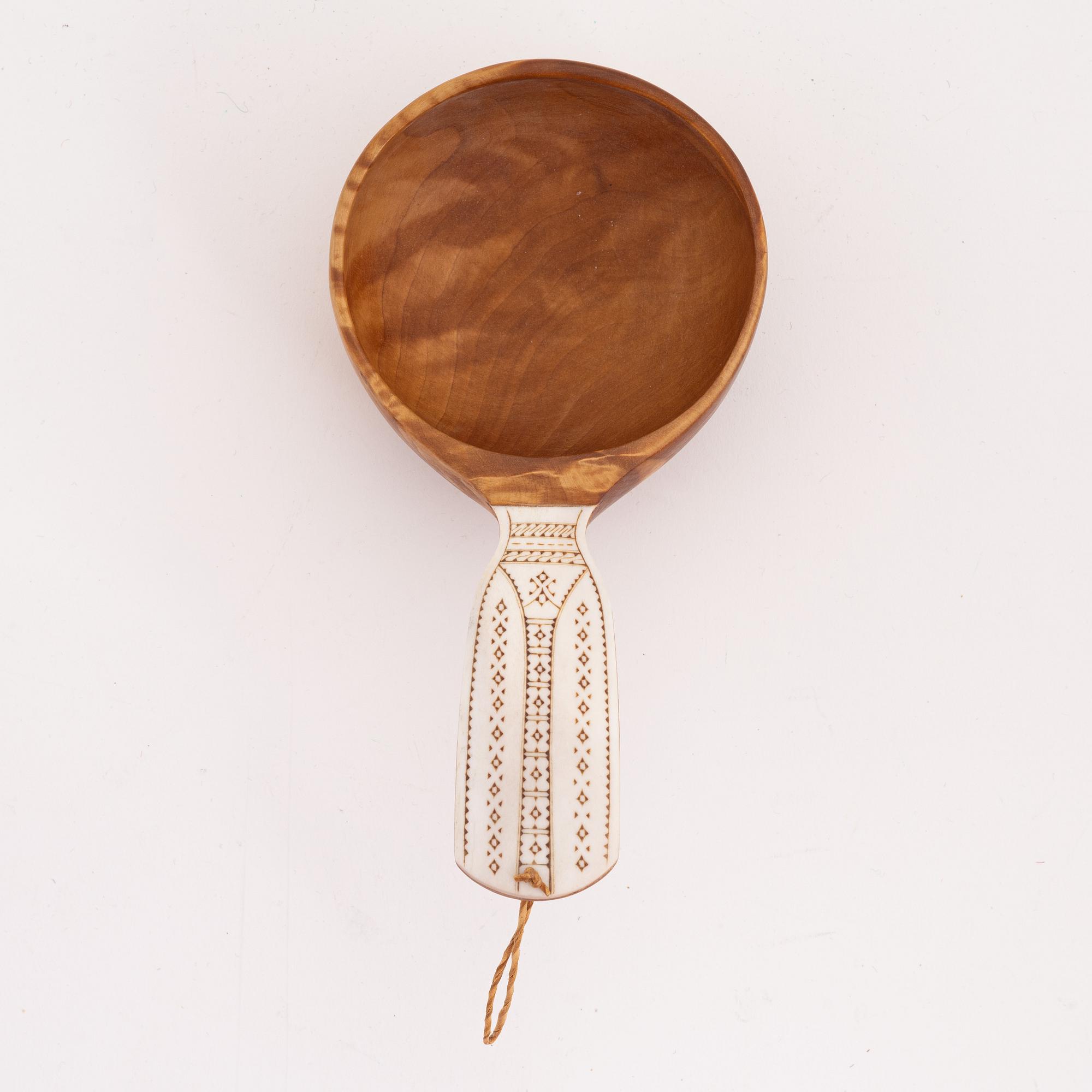 A birch cup by Tore Sunna, before 1977.