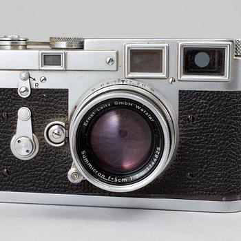 A LEICA M3, 1954, with objectives and accessoaries.