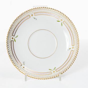 Buljongkoppar med fat, sex stycken, porslin. Royal Copenhagen, 'Flora Danica', Danmark, 1900-tal.