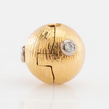 Ole Lynggaard, 18K gold clasp with round brilliant-cut diamonds.