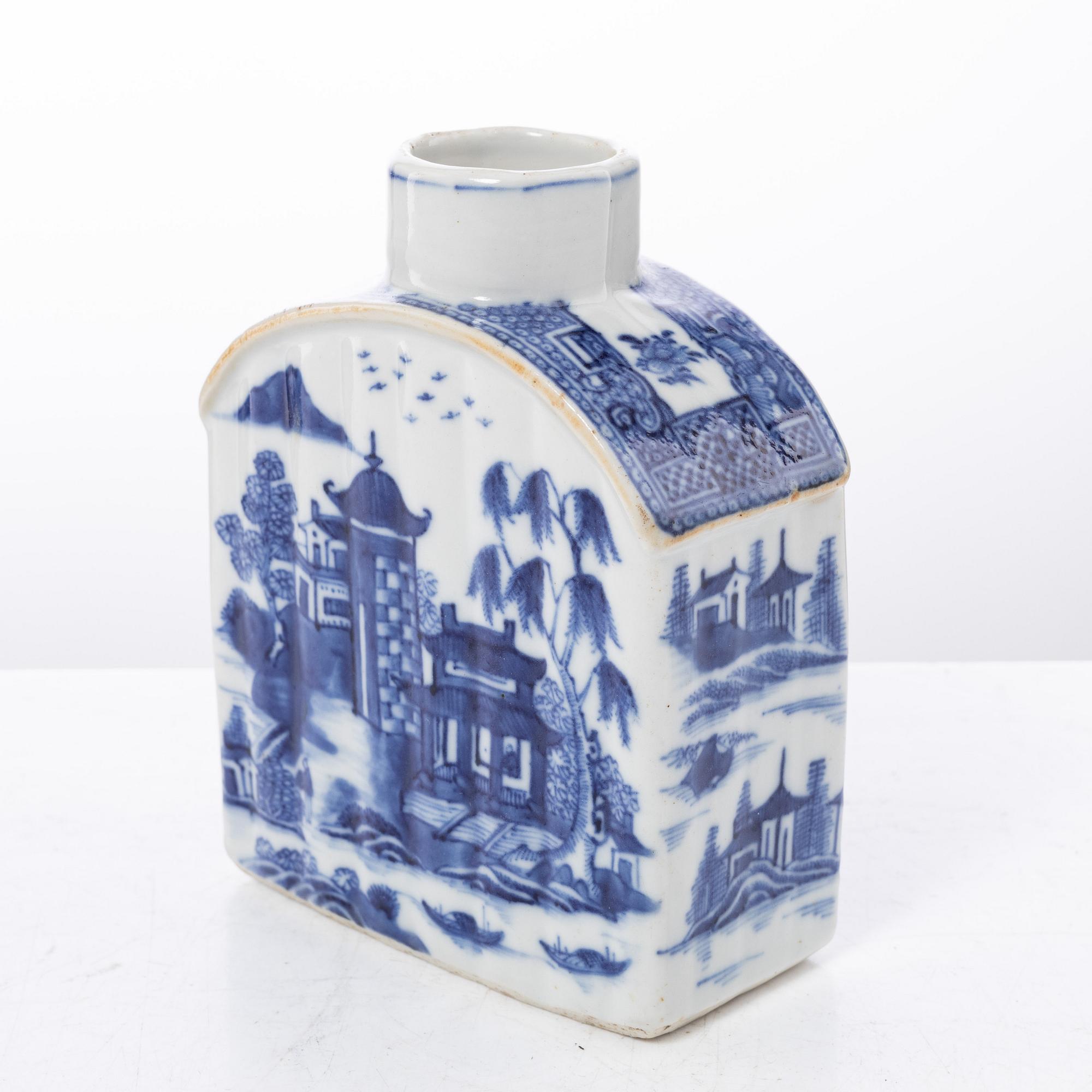 A blue and white tea caddy, Qing dynasty, Qianlong (1736-95).