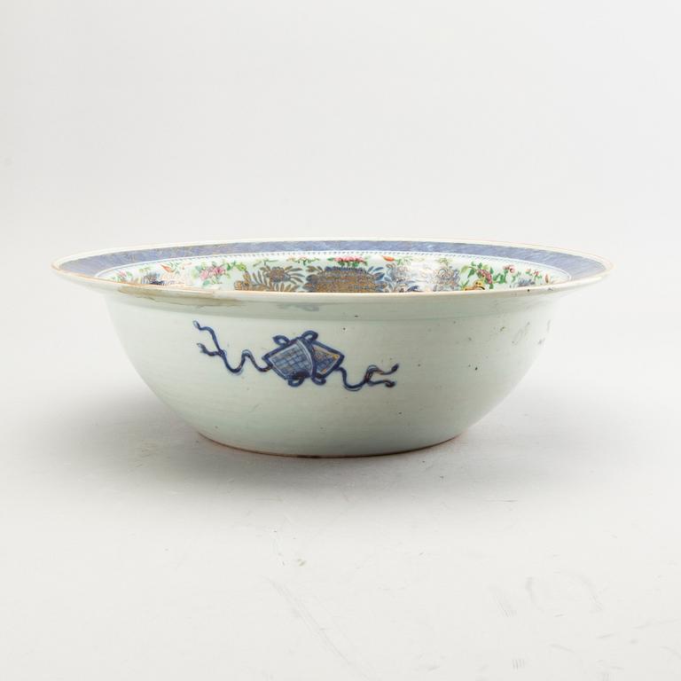 A Chinese Jiaqing porcelain bowl.