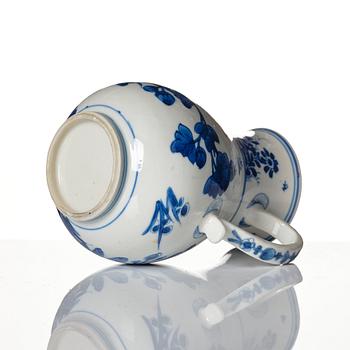 A blue and white ewer, Qing dynasty, Kangxi (1662-1722).