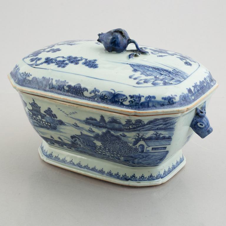 A blue and white porcelain tureen with cover, China, Qianlong (1736-95).