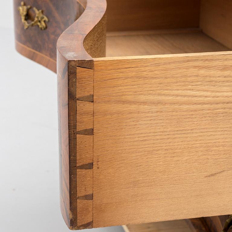 An en of the 19th century chest of drawers with mirror.