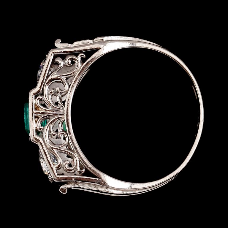 RING, 18 k vitguld, smaragd, 2 briljantslipade diamanter ca 1.00 ct. St Eriks smedja, 1948.