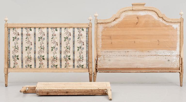 SÄNGGAVLAR, ett par, 1700-tal.