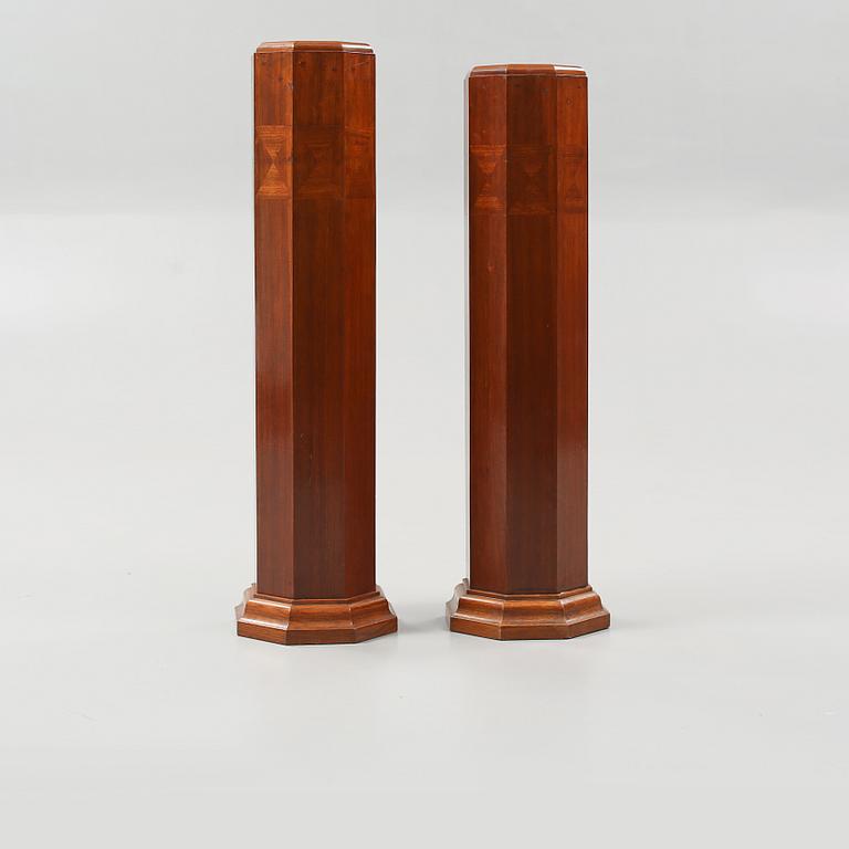 PIEDESTALER, ett par, senjugend, 1900-talets första hälft.