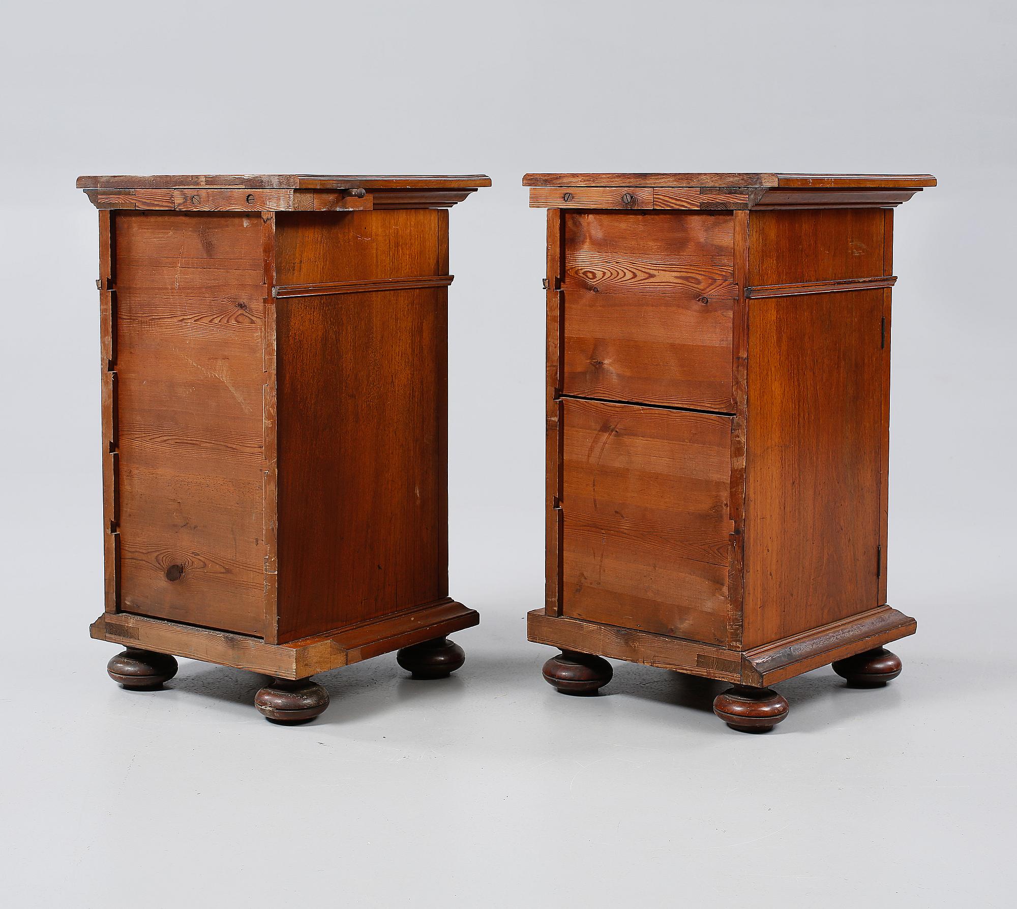 SÄNGBORD / NATTDUKSBORD, ett par, nyrenässans, 1800-talets slut.