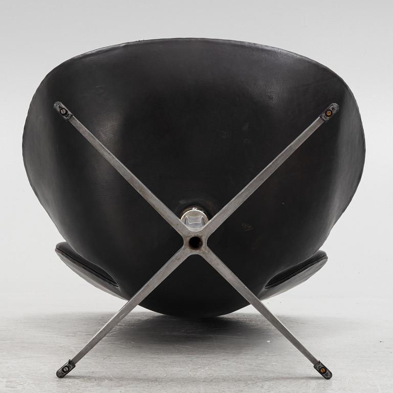 Arne Jacobsen, fåtölj, "Svanen" Fritz Hansen, Danmark, 1960-tal.