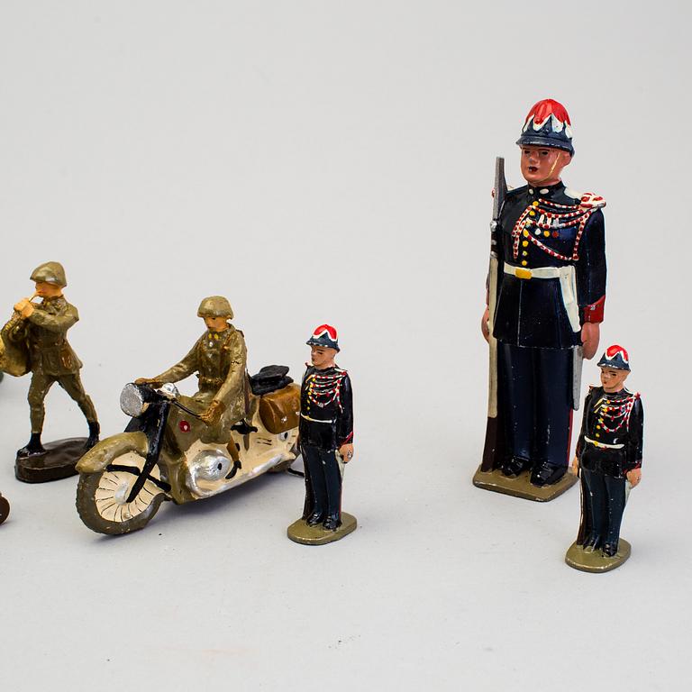 A lot of 30 toy pewter and Elastolin toy soldiers, middle/first half of the 20th century.