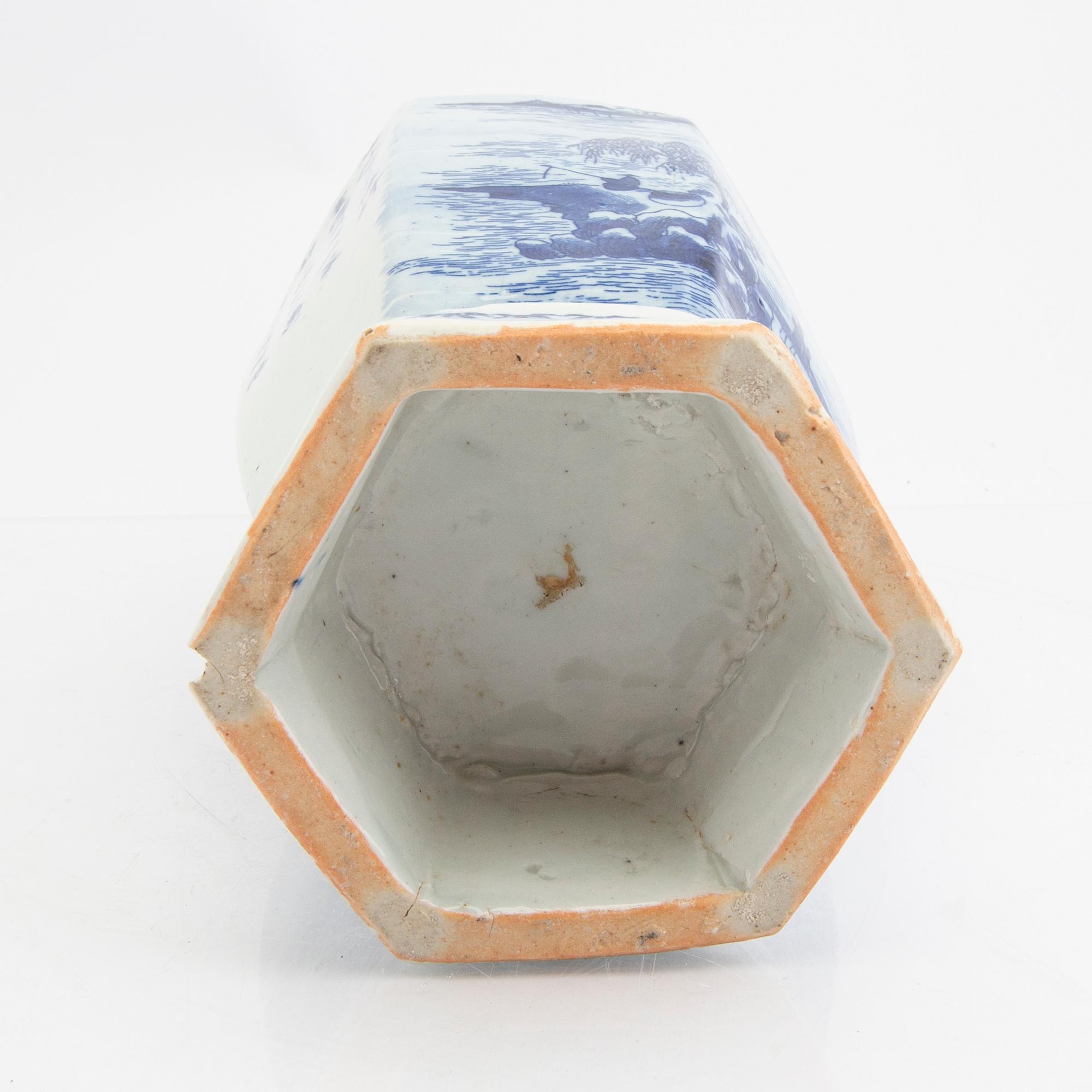 A Chinese 19th/20th century porcelain vase.