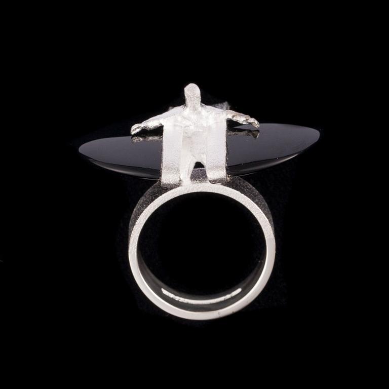 RING, Black Ikaros, sterling silver, onyx, Björn Weckström Lapponia 2011. Vikt 16,5 g.