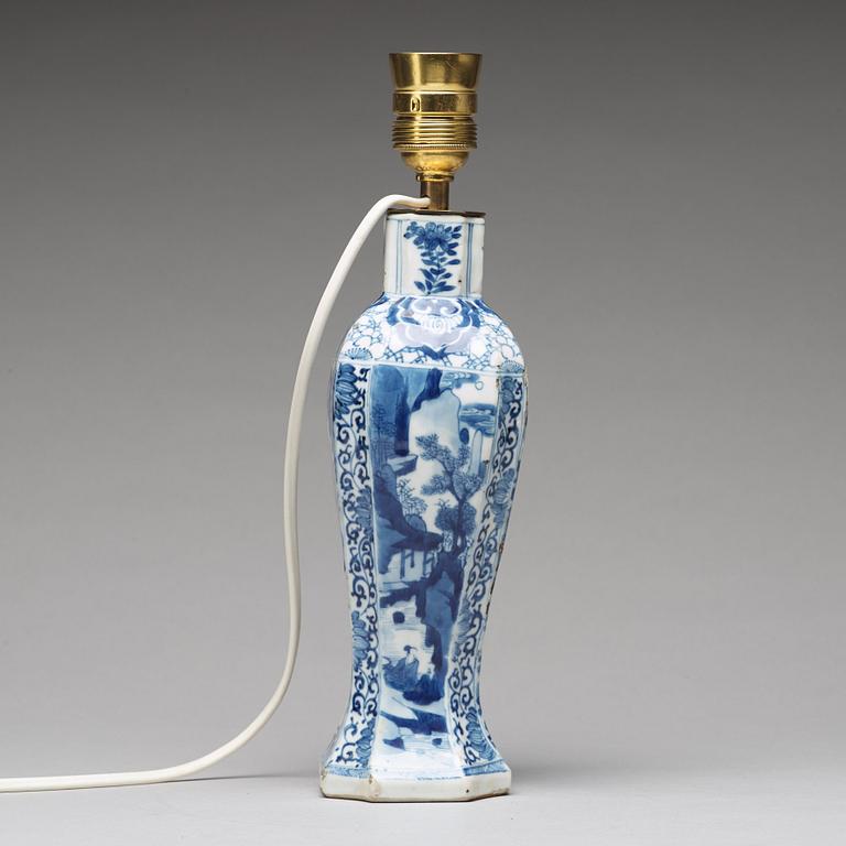 A blue and white vase, Qing dynasty, Kangxi (1662-1722).