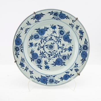Pair of Chinese dishes, first half of the 18th century, porcelain.