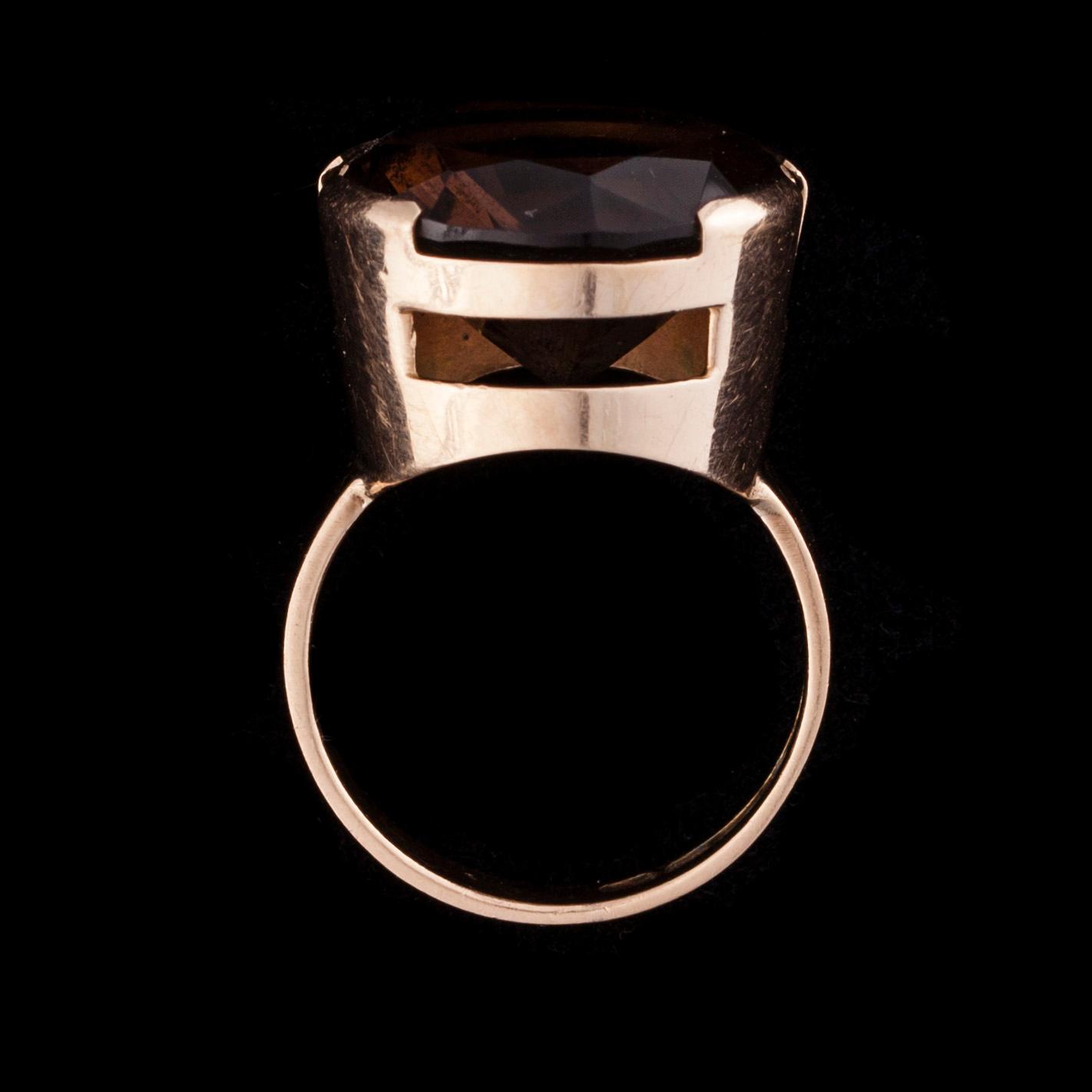 RING, 14K guld, rökkvarts. Juhani Hemmo Reivonen 1963, Åbo. Vikt ca 6,4 g.