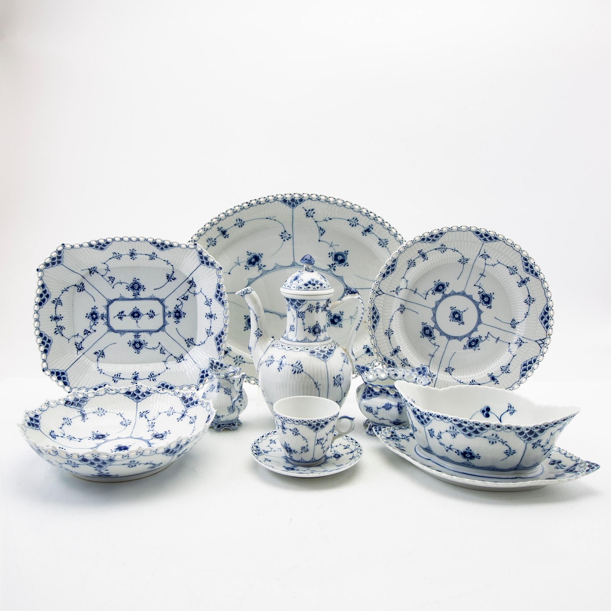Royal Copenhagen, Service items, 32 pieces, "Musselmalet".