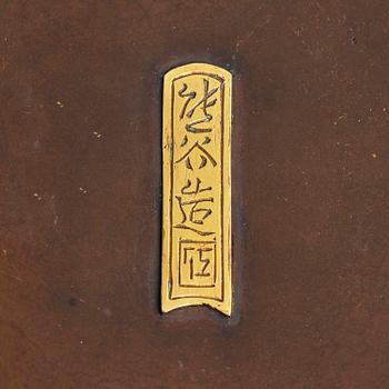 Vaser, ett par, brons. Japan, 1800-tal. Signerade Kumagai Zo, Kyoto.