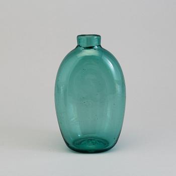 AN 18TH CENTURY GREEN GLASS BOTTLE.