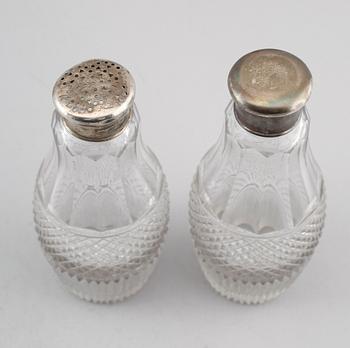 FLAKONGER/FLASKOR, 2 st, glas, 1800-talets andra hälft.