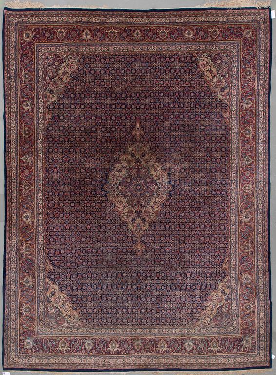 A CARPET. Semi-antique Kashan/Sarouk. Ca 460 x 335 cm.