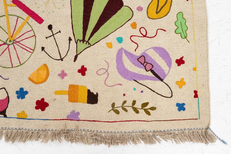 A hand-embroidered Kelim rug, 184 x 121 cm.