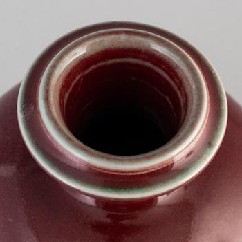 A stoneware vase by Berndt Friberg, dated 1968.