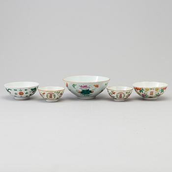 Five famille rose porcelain bowls, late 19th/early 20th century.