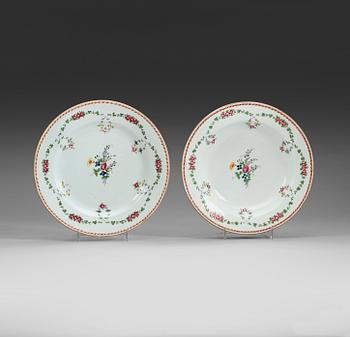 400. A set of 10 famille rose plates, Qing dynasty, Qianlong (1736-95).