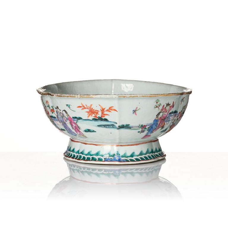 A large famille rose jardiniere, Qing dynasty, 19th Century.