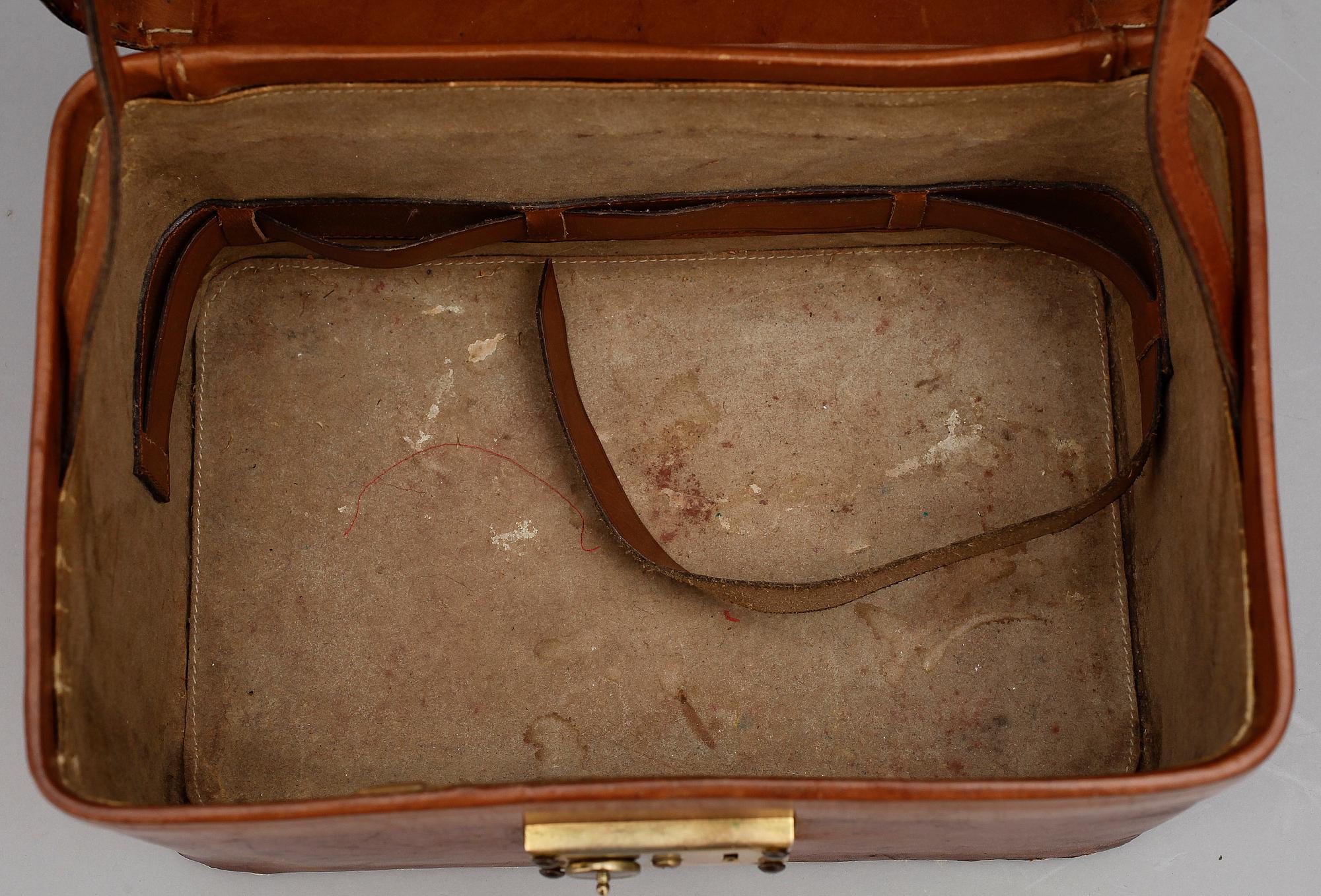 RIDSTÖVLAR OCH VÄSKA, läder.